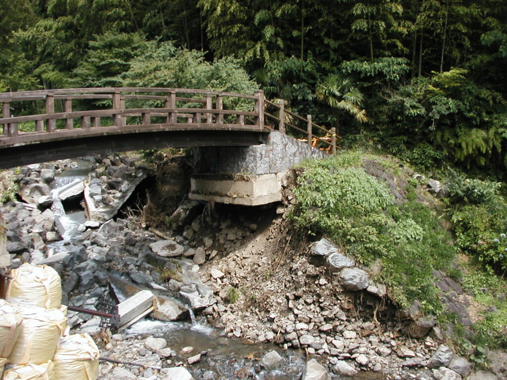 崩壊した木和田川の砂防施設