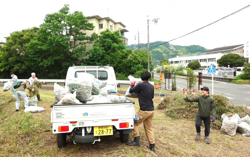 車両での集草運搬